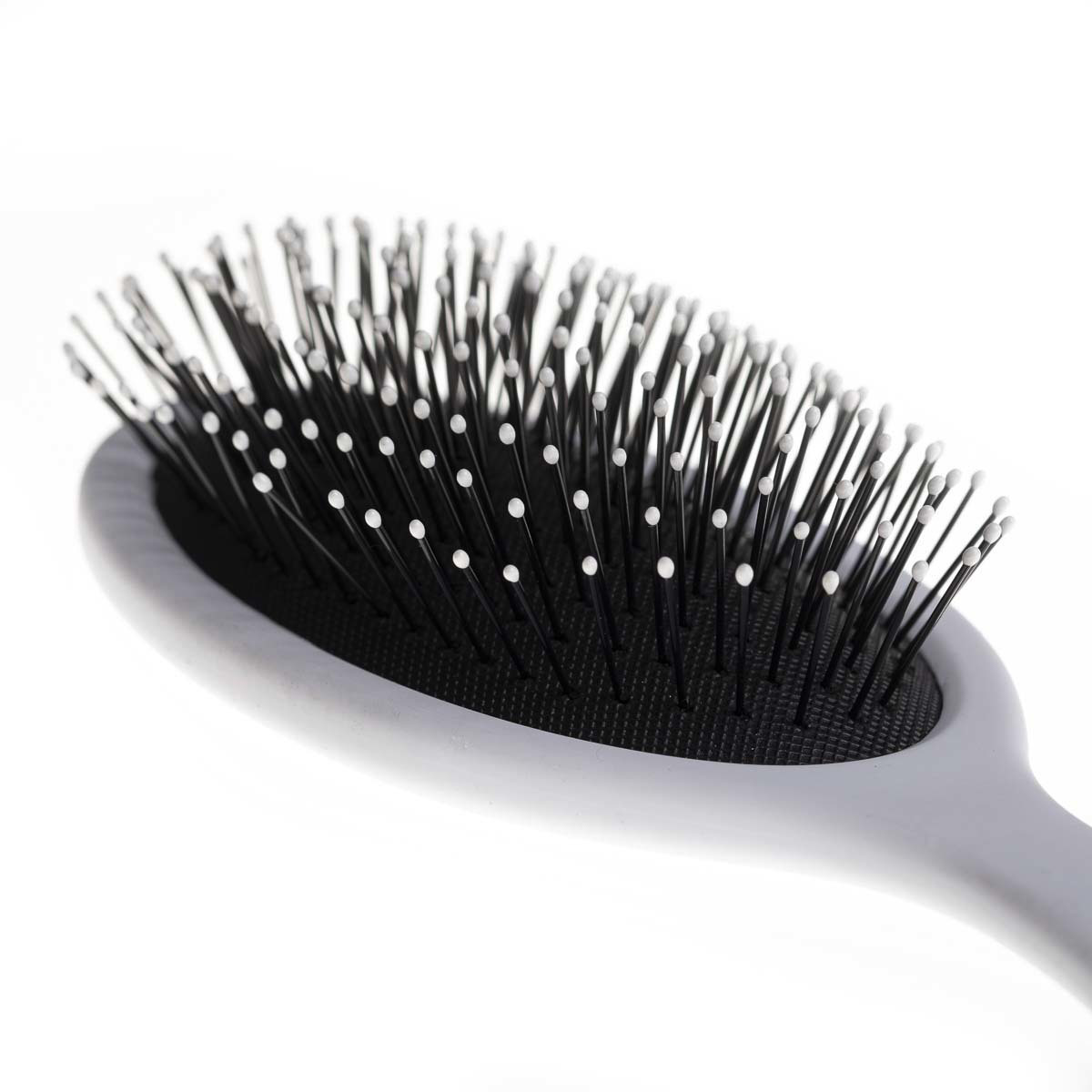 The NIWA Brush 01 on keune.ch: A versatile brush essential for professional styling. Easily combs wet and dry hair while protecting it from hair damage.