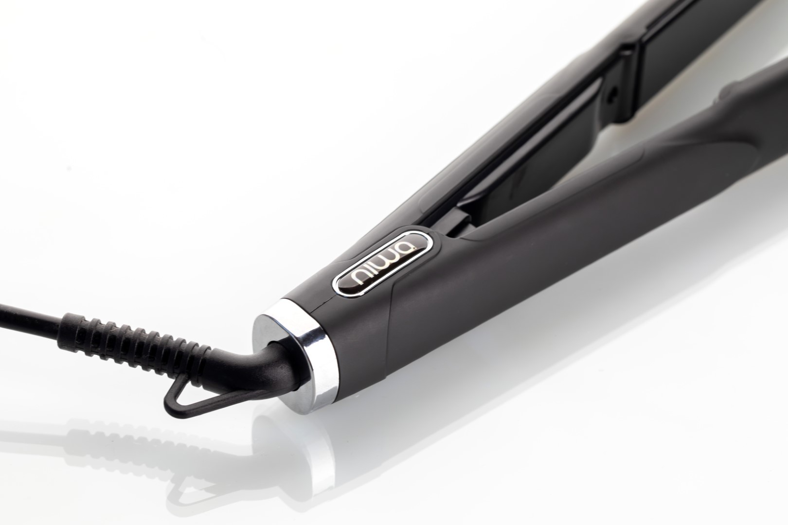 Hol dir den NIWA Styler Black, das professionelle Stylingtool mit schweizer Qualität, auf keune.ch. Mit der fortschrittlichen Nano-Keramik-Technologie für glattes, glänzendes und frizzfreies Haar.