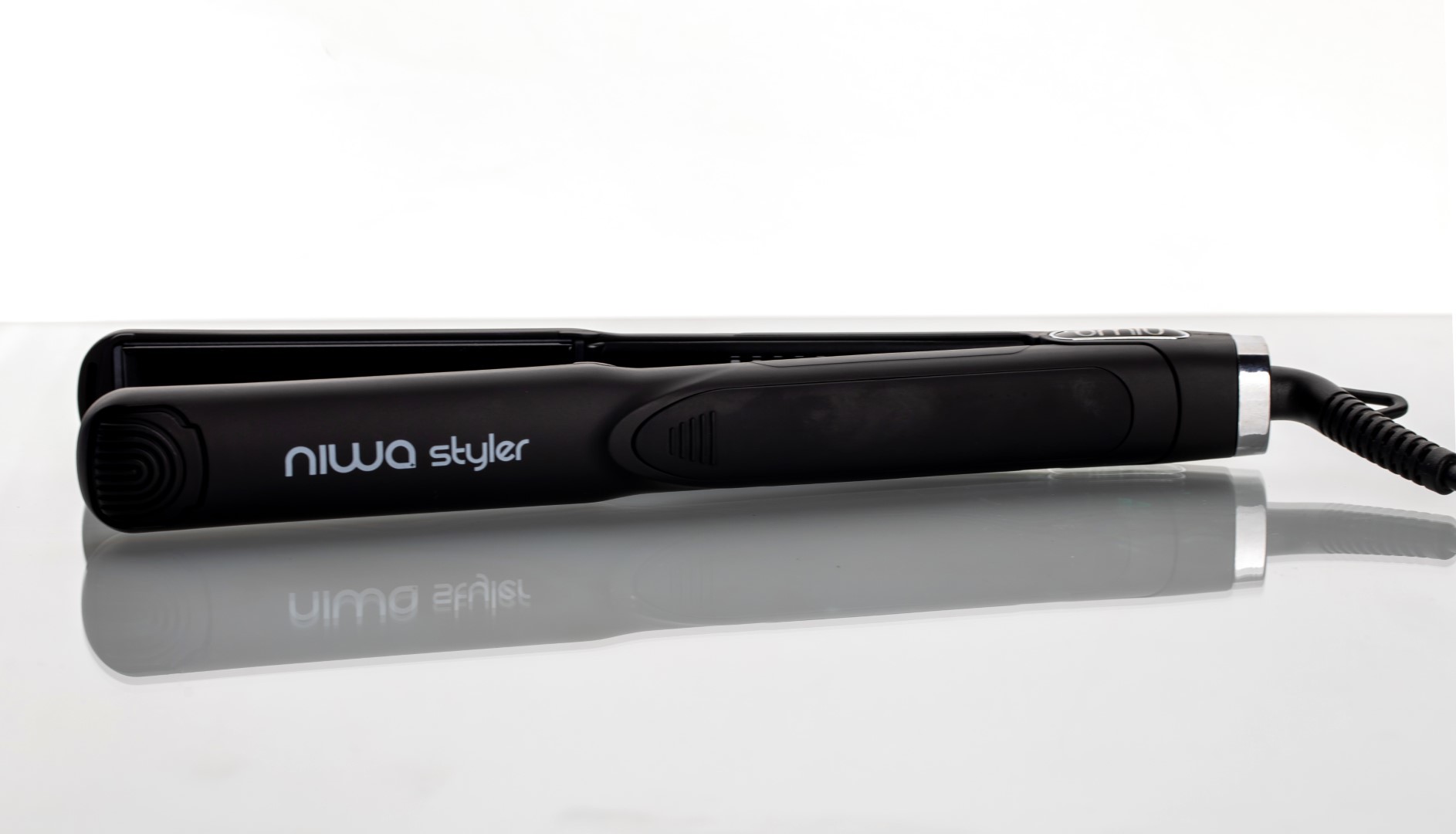 The NIWA Styler Black on keune.ch is the perfect professional styling tool for your hair. Thanks to the latest Nano-Ceramic technology, you'll have smooth, shiny, and frizz-free hair.